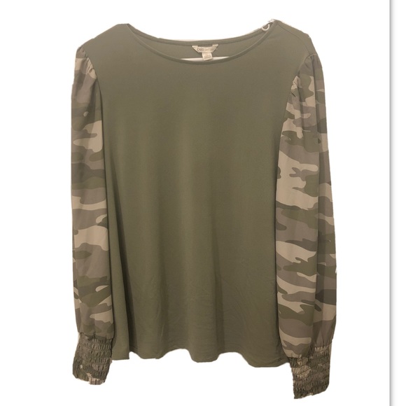 CATO Camo Smocked Sleeve Top Size Medium - Picture 2 of 8